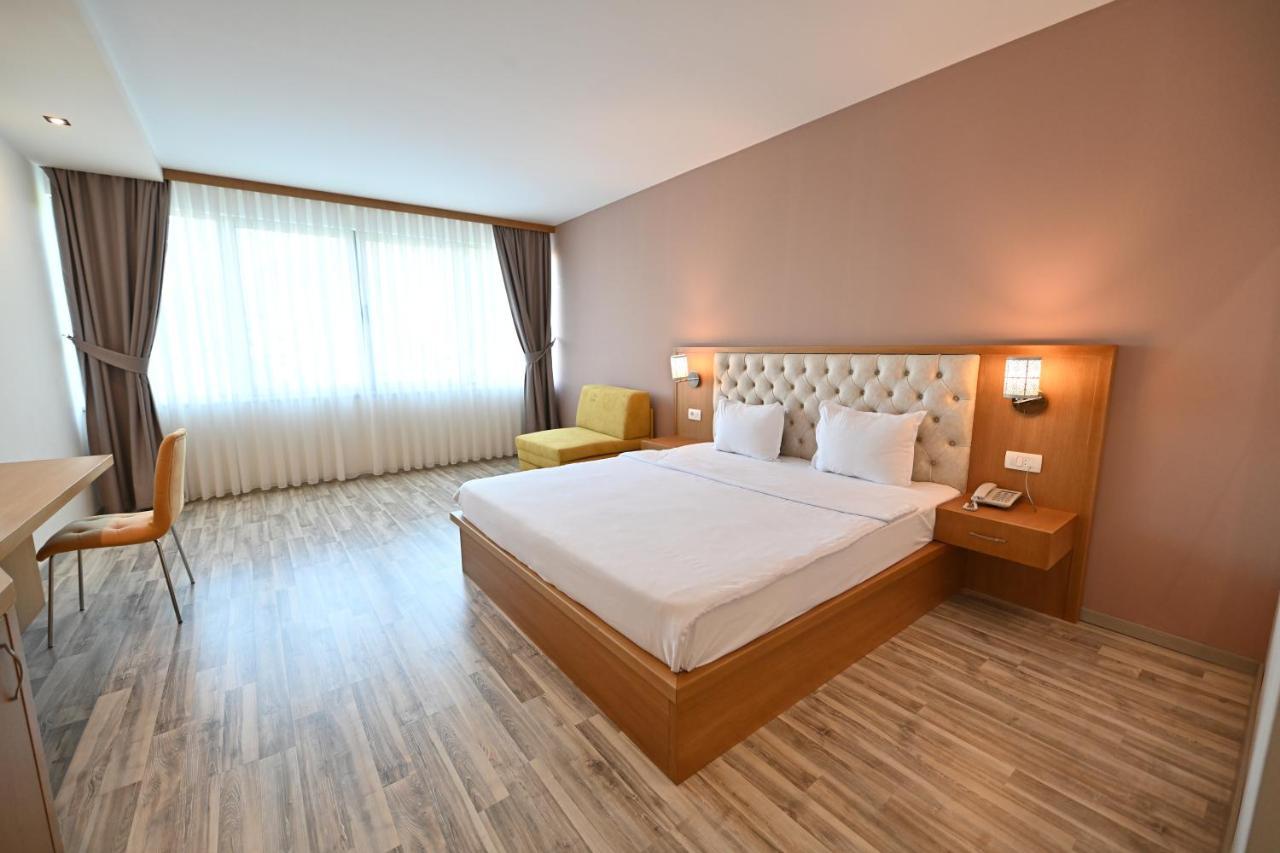 Hotel La Villa Gjakova Екстериор снимка